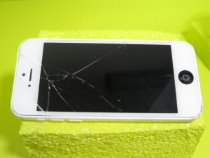 white-iphone-shattered-screen